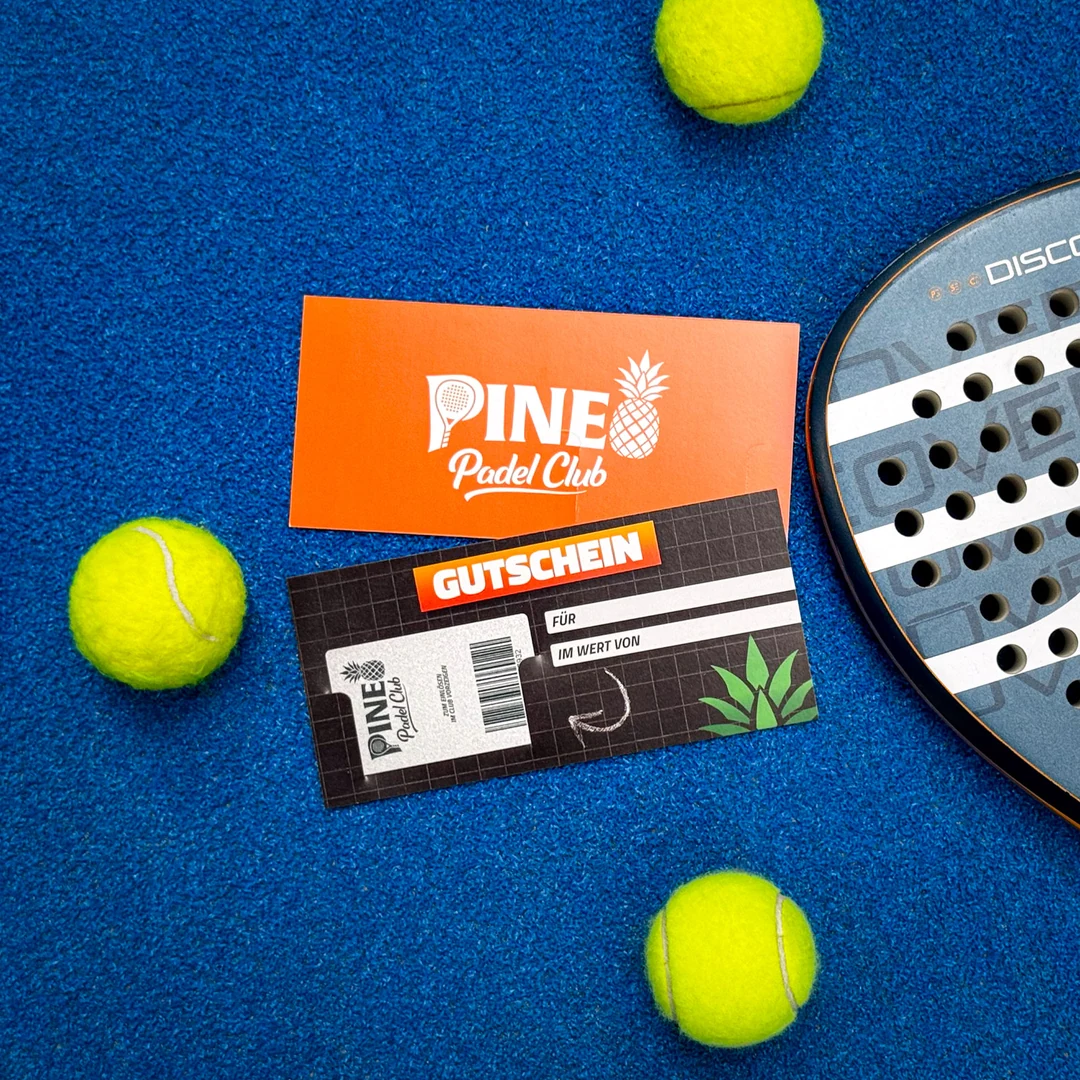 Pine Padel Club Gutscheine mit Schläger und Bällen
