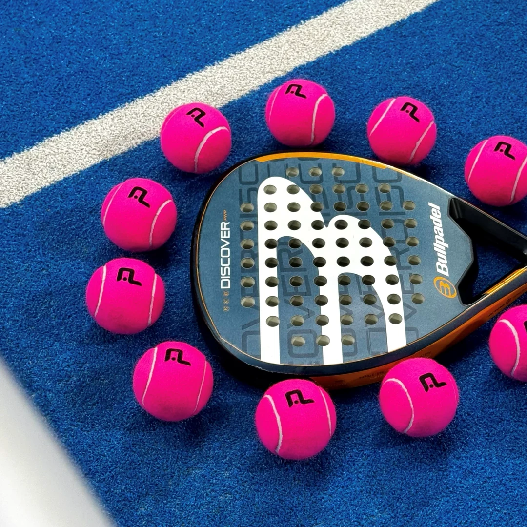 Pinke Padelbälle und ein Schläger auf unserem blauen Court